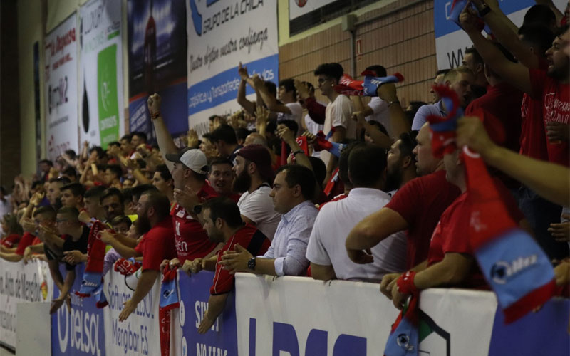 Aficionados del Mengíbar FS celebran un gol