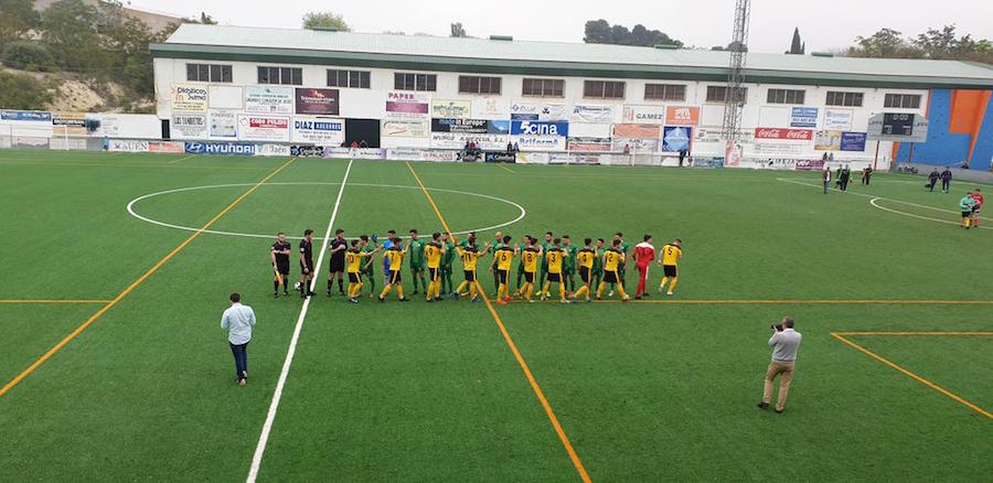 Saludo inicial entre los dos equipos.