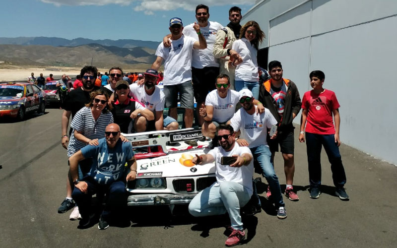 Miembros del Bailén Motorsport celebran su resultado