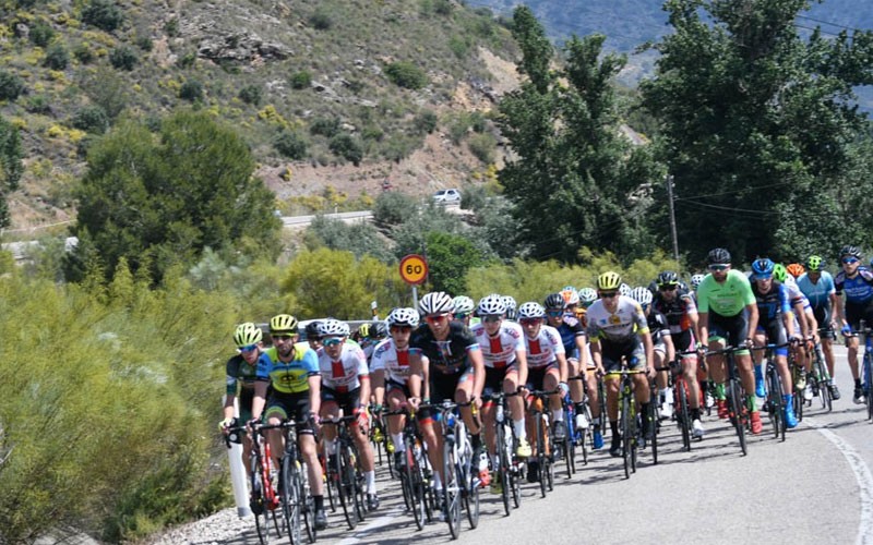 Pelotón de ciclistas participando en una prueba