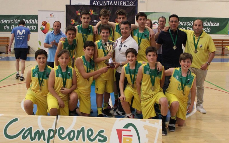 Jugadores del CAB Linares reciben el trofeo de campeones