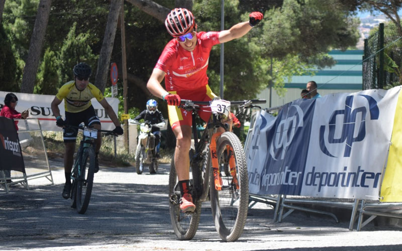 Ciclistas cruzando la meta de la penúltima etapa de la Vuelta Andalucía MTB 2019