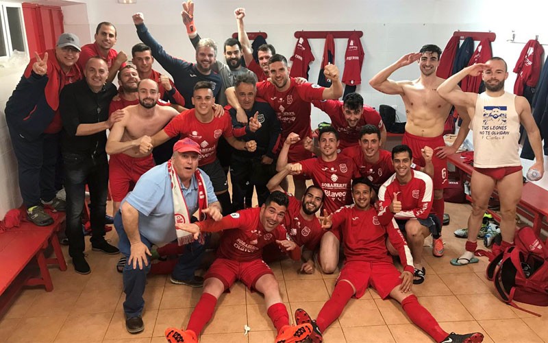 Jugadores del CD Torreperogil celebrando la victoria