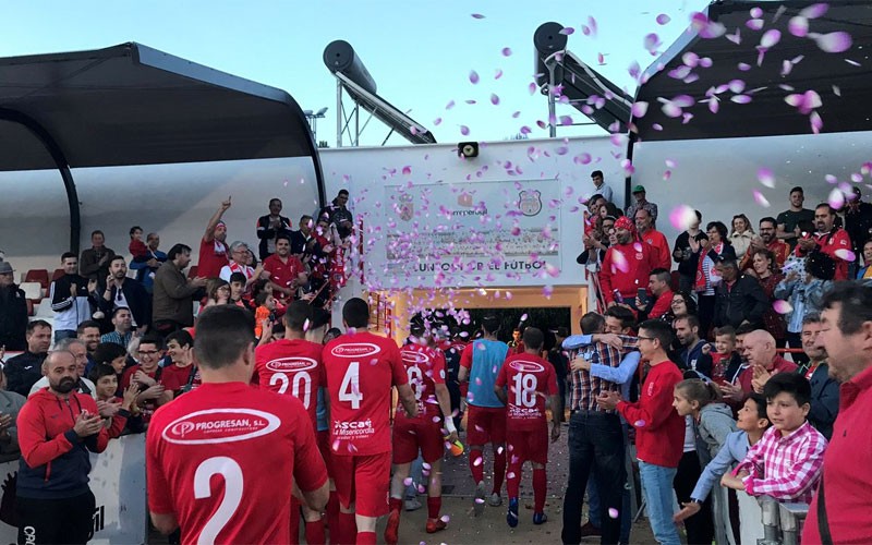 Aficionados y jugadores del CD Torreperogil celebran la permanencia