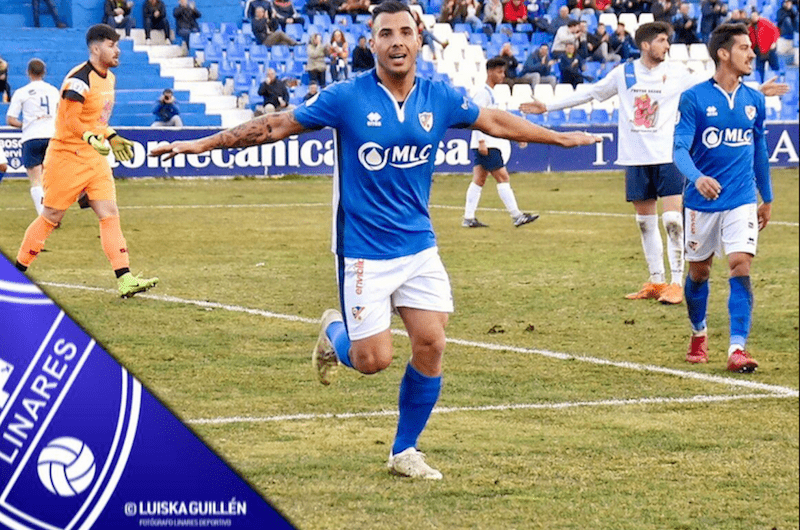 Chendo celebrando un gol con la camiseta del Linares