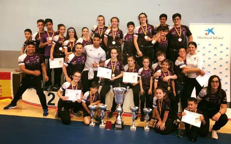 Luchadores del Club Power Torredelcampo recogen sus trofeos