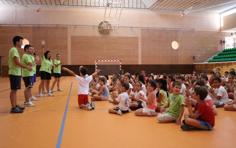 Menores con sus monitores en la escuela de verano de la UJA