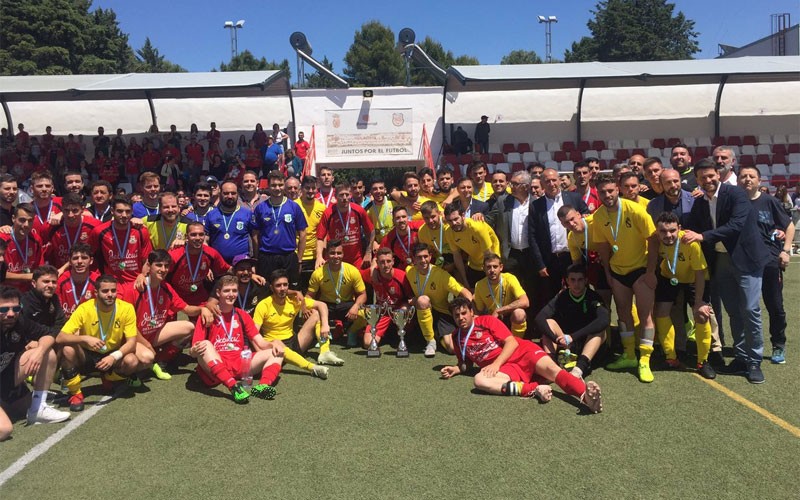 Jugadores del Rus EF y Los Villares CF tras la entrega de premios