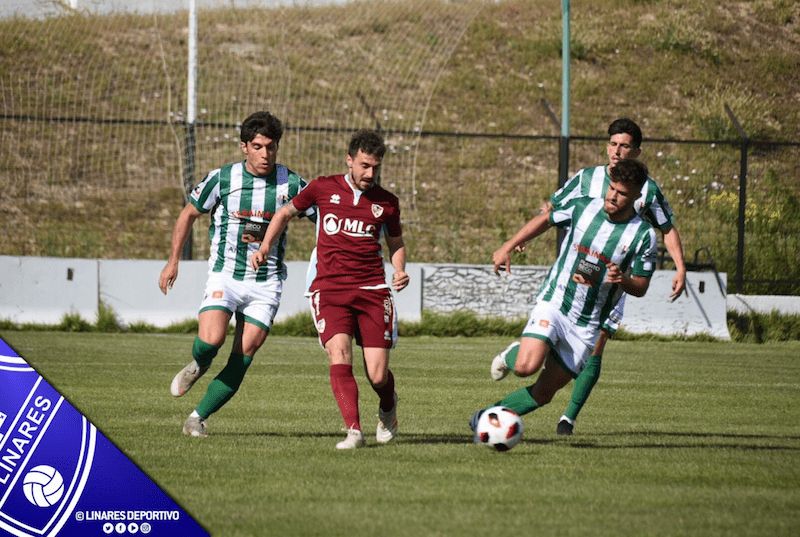 Jugada del partido entre el Antequera y el Linares