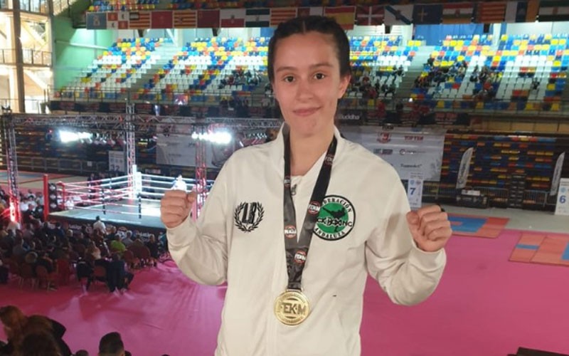 Patricia Herrera revalida el título de campeona de España de kickboxing Patricia Herrera posa con su medalla de campeona de España de kickboxing