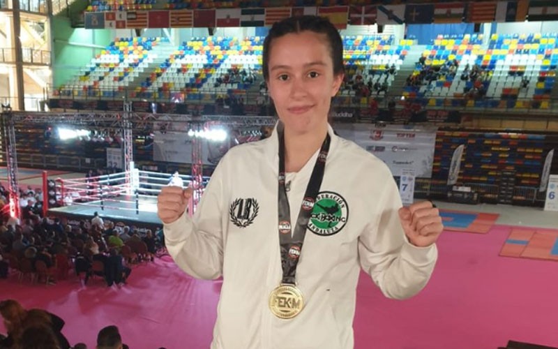 Patricia Herrera posa con su medalla de campeona de España de kickboxing