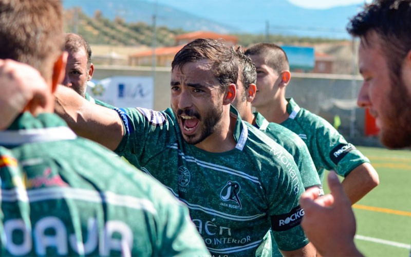 Rafa Teruel dando indicaciones a los jugadores del Jaén Rugby