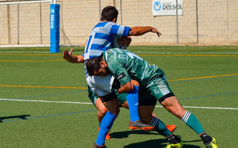 Rafa Teruel haciendo un placaje en un partido del Jaén Rugby