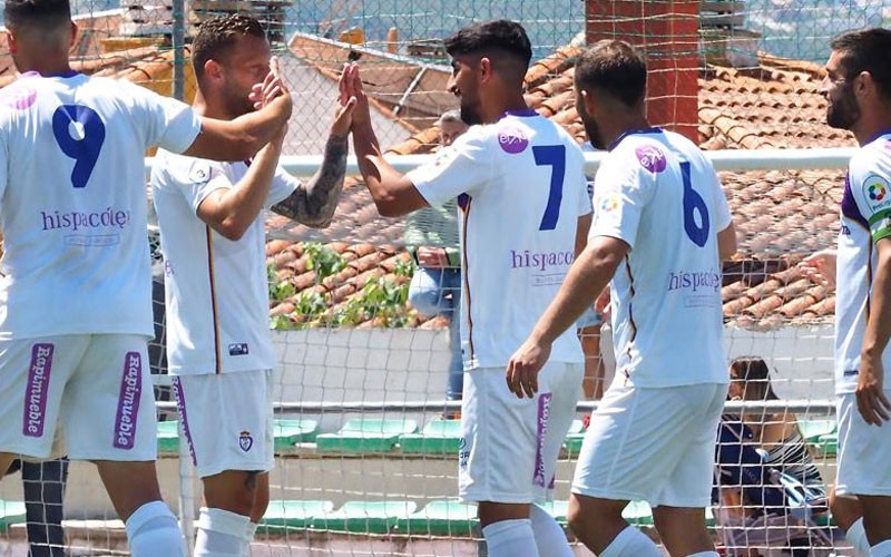 Jugadores del Real Jaén celebran un gol