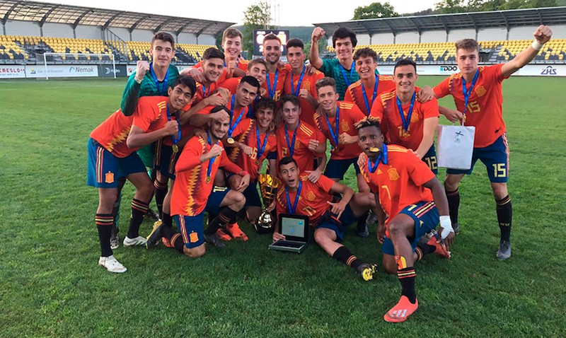 Jugadores de la selección sub-18 celebran la victoria