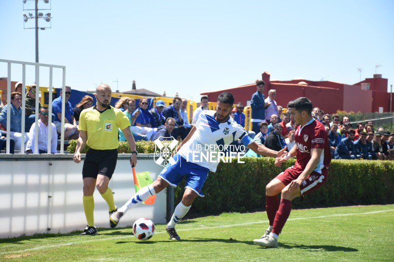 Jugadores del Tenerife B y Linares Deportivo pugnan por un balón