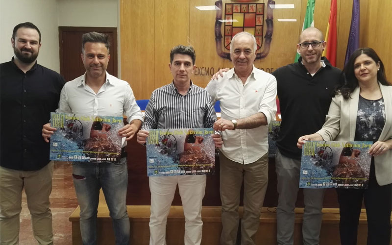 Autoridades durante la presentación del trofeo