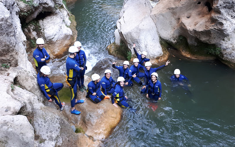 Deportistas practicando descenso de cañones