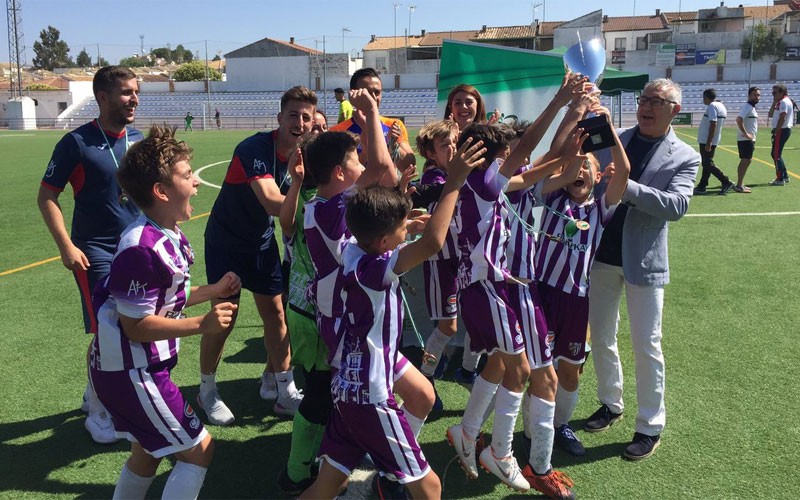 Jugadores del Atlético Jaén celebran el título