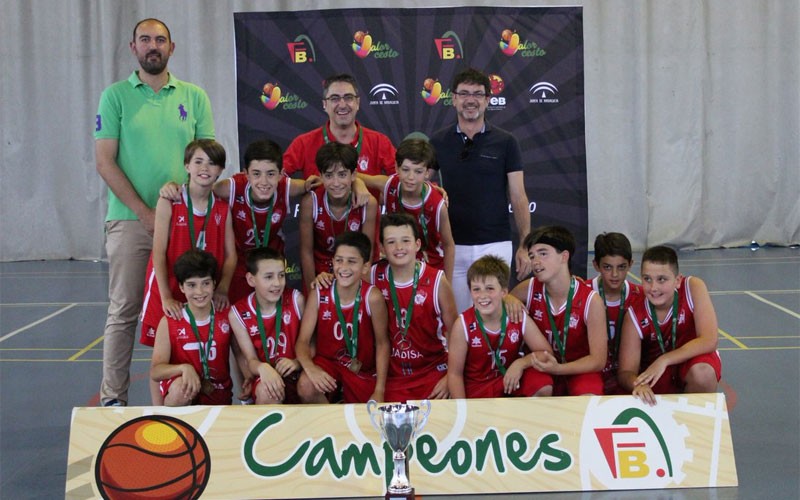 Jugadores del Jaén CB recogen el trofeo de campeones