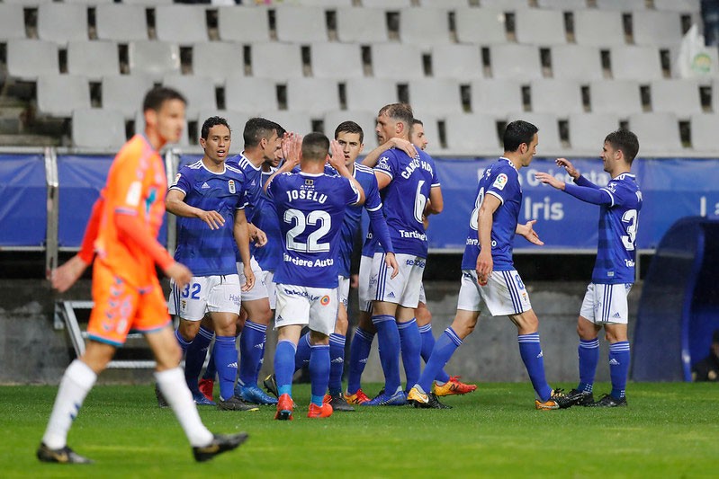 Jugadores del Real Oviedo celebran un gol ante el Rayo Majadahonda