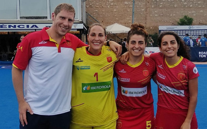 Jugadoras y técnico de la selección española de hockey hierba