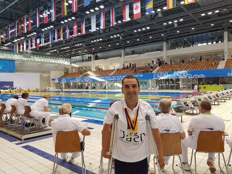 Miguel Ángel Martínez Tajuelo con las tres medallas en el Centro Acuático Europa Sportpark de Berlín.