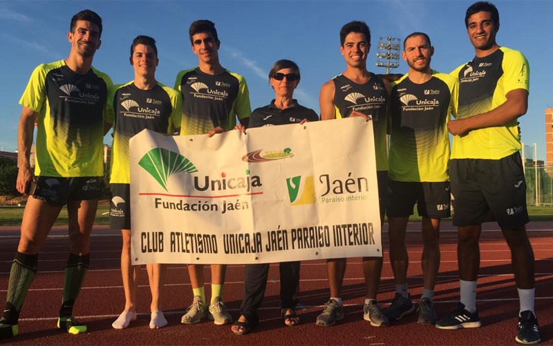 Atletas del equipo masculino del Unicaja Atletismo