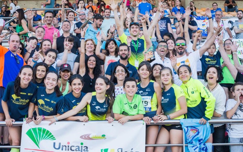 Atletas y familiares del Unicaja Atletismo sub-14