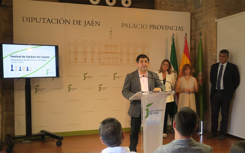 Linares y Úbeda serán sedes de distintos torneos de ajedrez El presidente de la Diputación durante la presentación del evento