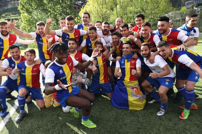 Los jugadores del Andorra celebran el ascenso