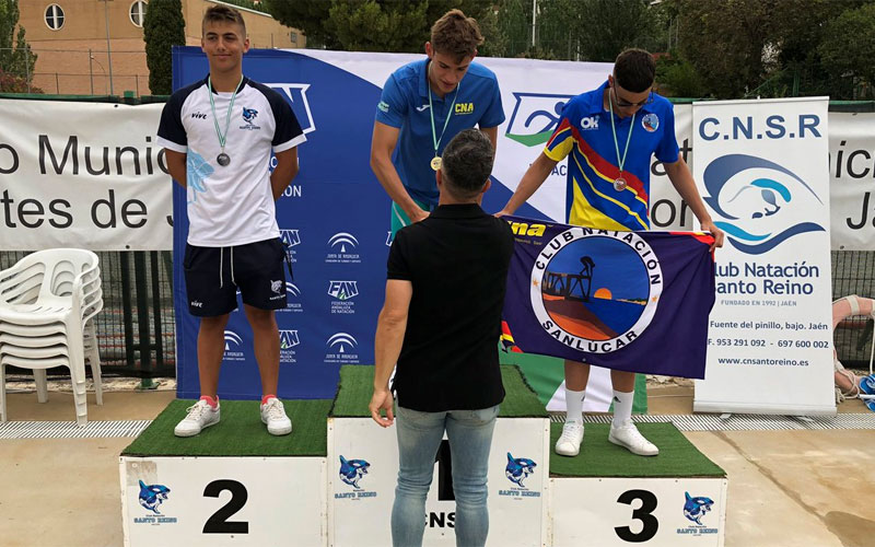 Nadadores en el podio del Andaluz Infantil de Natación