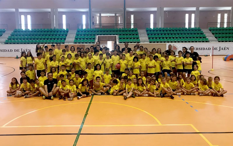 Niños y niñas participantes en la Escuela Deportiva de Verano 2019 de la Universidad de Jaén