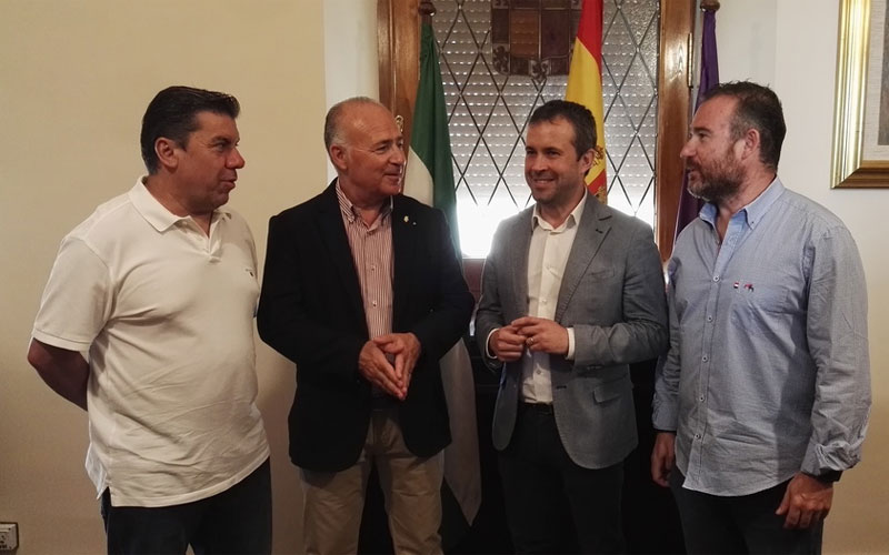 Julio Millán conoce el proyecto de Jaén FS 2019-2020 El alcalde de Jaén junto a los directivos del Jaén FS