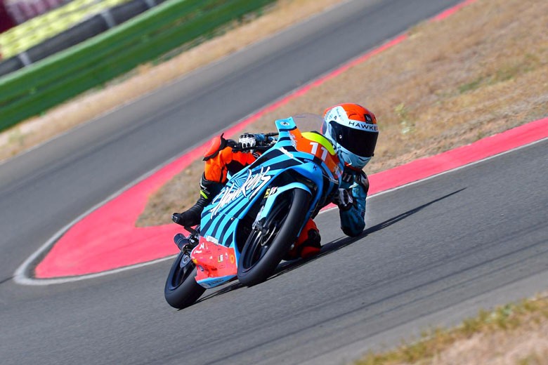 Jesús Torres pilota su moto en la Hawkers Cup de Albacete