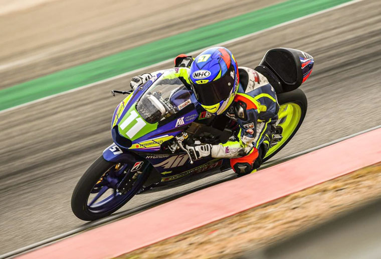 Jesús Torres pilota su moto en MotorLand