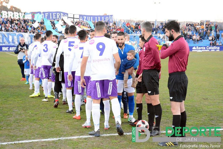 Jugadores del Real Jaén y del Linares Deportivo en el estadio de Linarejos.