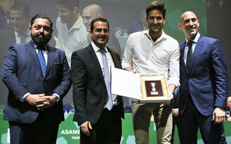 Medalla de oro de la RFAF para Munuera Montero Munuera Montero recoge la medalla de oro de la RFAF