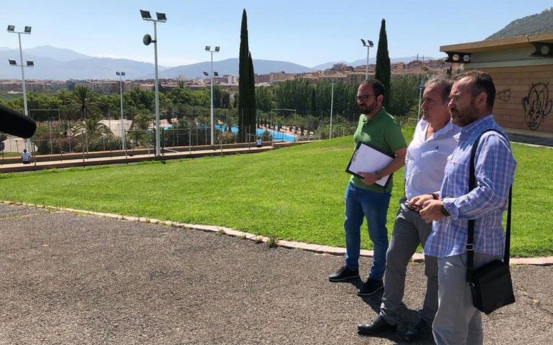 El Ayuntamiento de Jaén pone en marcha un plan de mejoras en instalaciones deportivas El concejal de Deportes visita Las Fuentezuelas