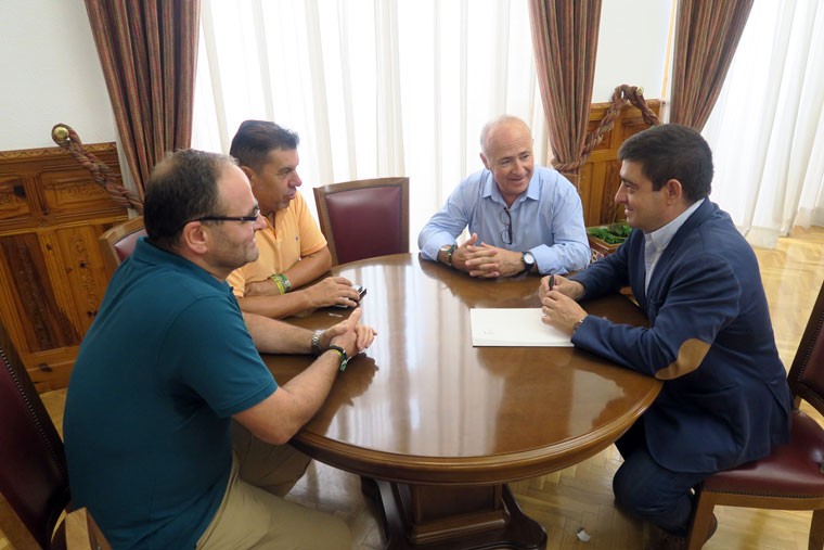 Directivos del Jaén FS, reunidos con Francisco Reyes en Diputación Los miembros del club jiennense se reúnen con Reyes.