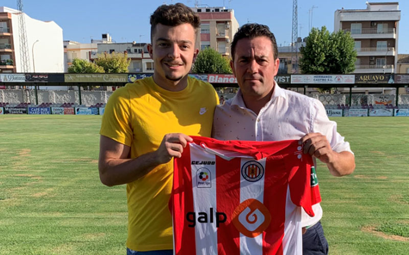 Mario Pérez en su presentación como jugador de la UDC Torredonjimeno