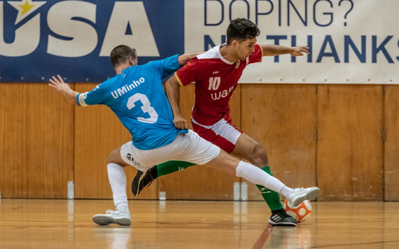 Un jugador de la Universidad de Jaén pugna por un balón