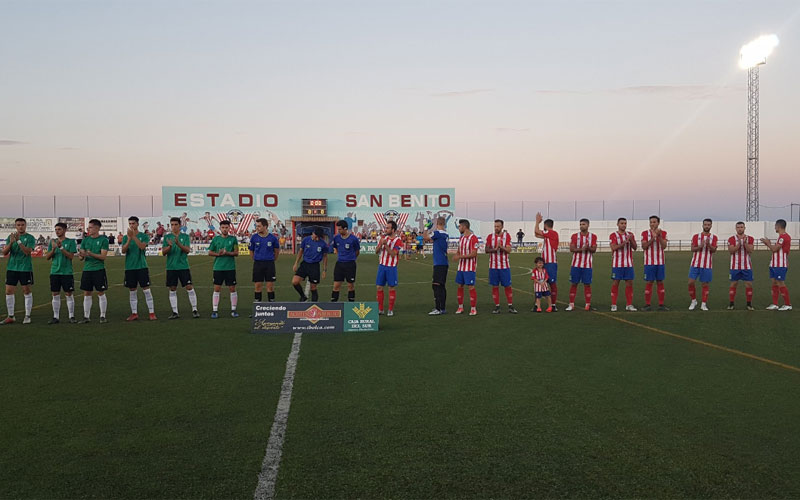 Jugadores del Córdoba B y Atlético Porcuna saludan al publico