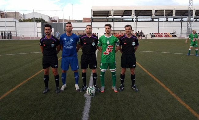 Trío arbitral junto a los capitanes del Begíjar CF y Atlético Mancha Real. 