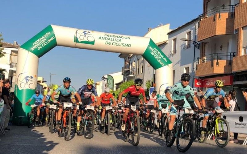 Ciclistas en la salida del Open BTT La Cerruza Torreperogil