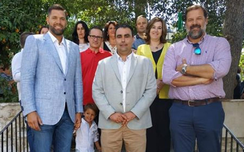 Los hermanos Reyes junto a la corporación municipal de Canena