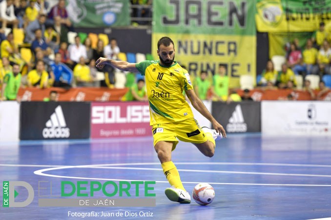 El jugador gaditano Carlitos dispara a portería en un encuentro con el Jaén FS.