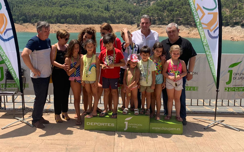 Nadadores reciben sus premios en el podium