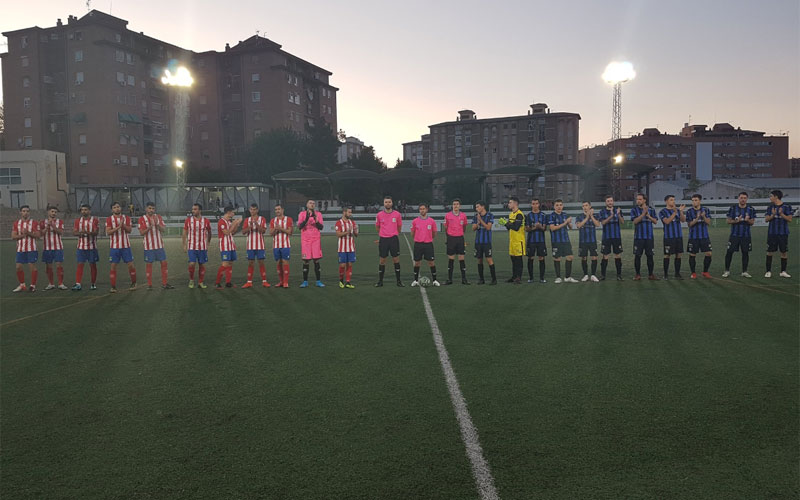 Jugadores de Inter de Jaén y Porcuna saludan al público