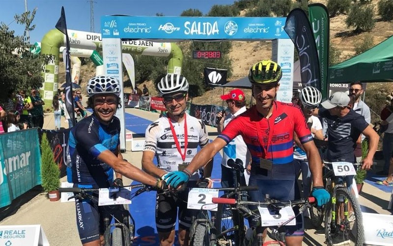 Ciclistas antes de la salida del Dessafío Sierra Sur Jaén. 